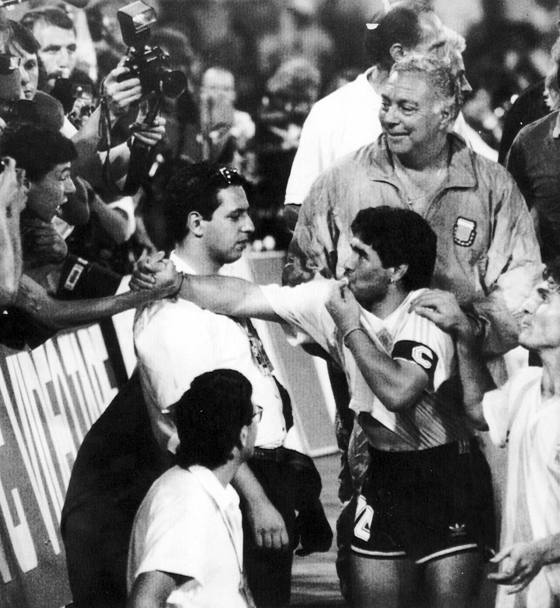 Mondiali Italia 90. Semifinale Argentina-Italia 4-3 ai rigori. Maradona saluta i suoi tifosi al termine di Argentina vs Italia